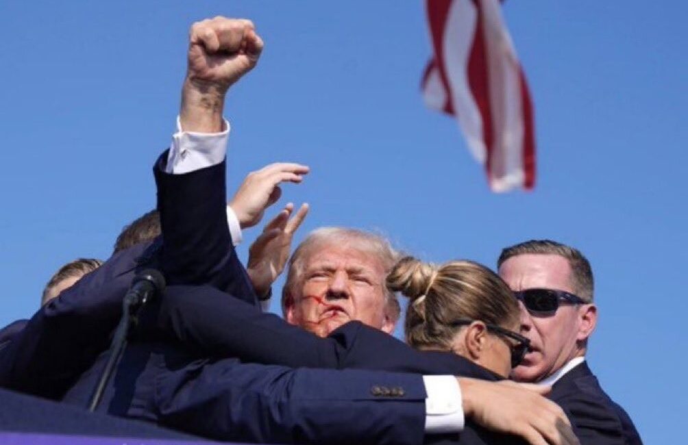 ABD’nin eski başkanı Donald Trump’a, düzenlediği mitingde konuşma yaptığı sırada
