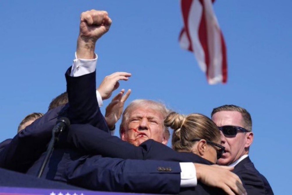 ABD’nin eski başkanı Donald Trump’a, düzenlediği mitingde konuşma yaptığı sırada