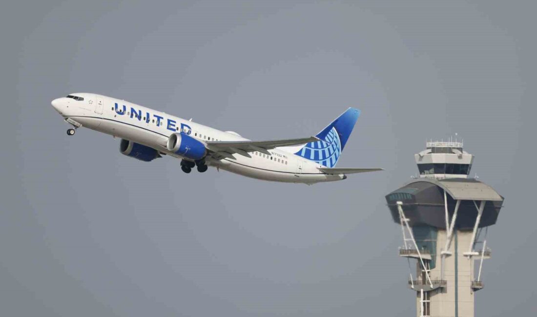 ABD’de United Airlines’a ait bir yolcu uçağının Los Angeles Uluslararası