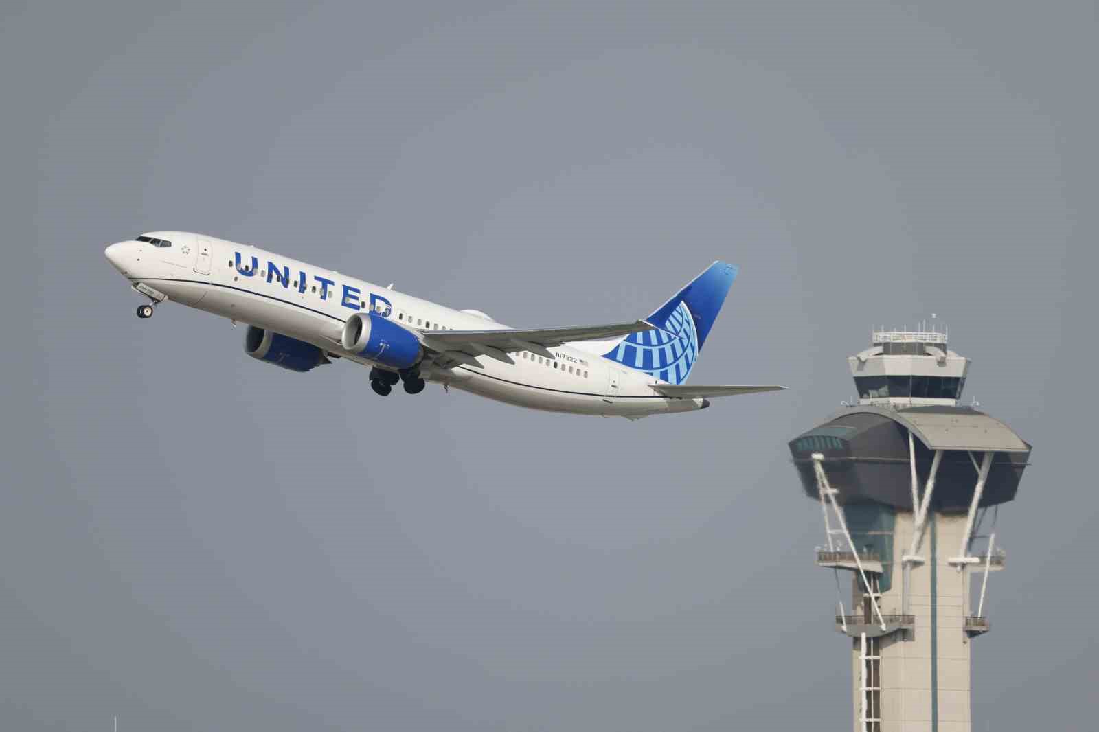 ABD’de United Airlines’a ait bir yolcu uçağının Los Angeles Uluslararası