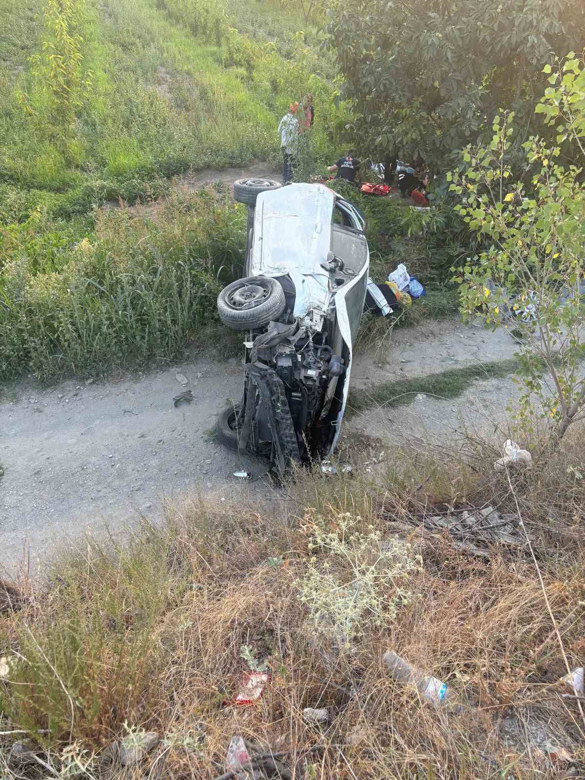 Afyonkarahisar’da bir aracın kontrolden çıkarak şarampole yuvarlanması sonucu meydana gelen