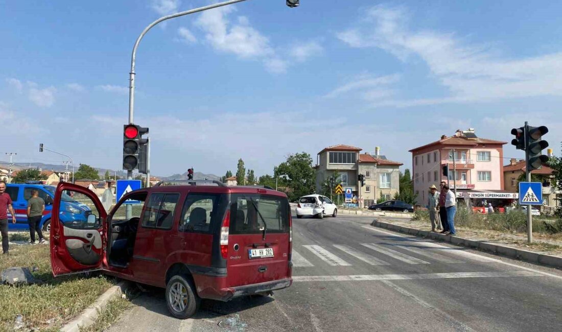 Afyonkarahisar’ın otomobil ile hafif ticari aracın çarpışması sonucu meydana gelen