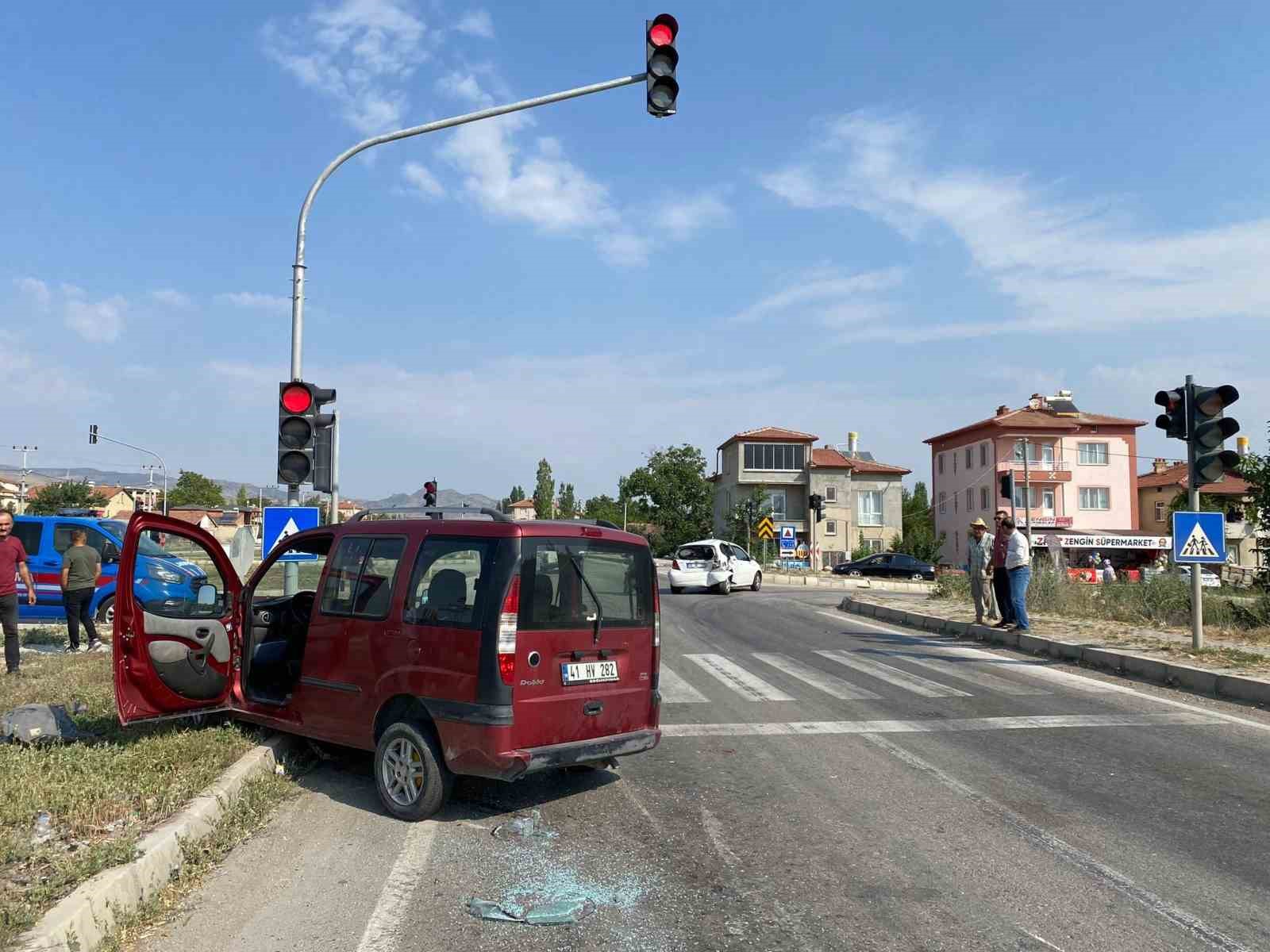 Afyonkarahisar’ın otomobil ile hafif ticari aracın çarpışması sonucu meydana gelen