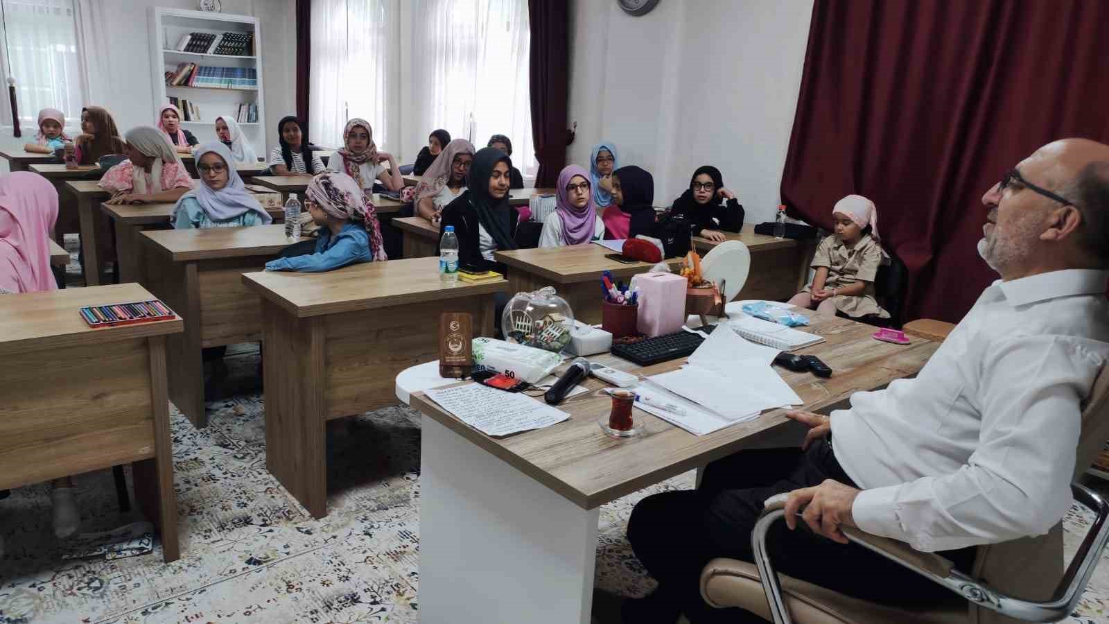 Afyonkarahisar il Müftülüğü tarafından Mahremiyet ve Çevre Bilinci seminerleri düzenlendi.