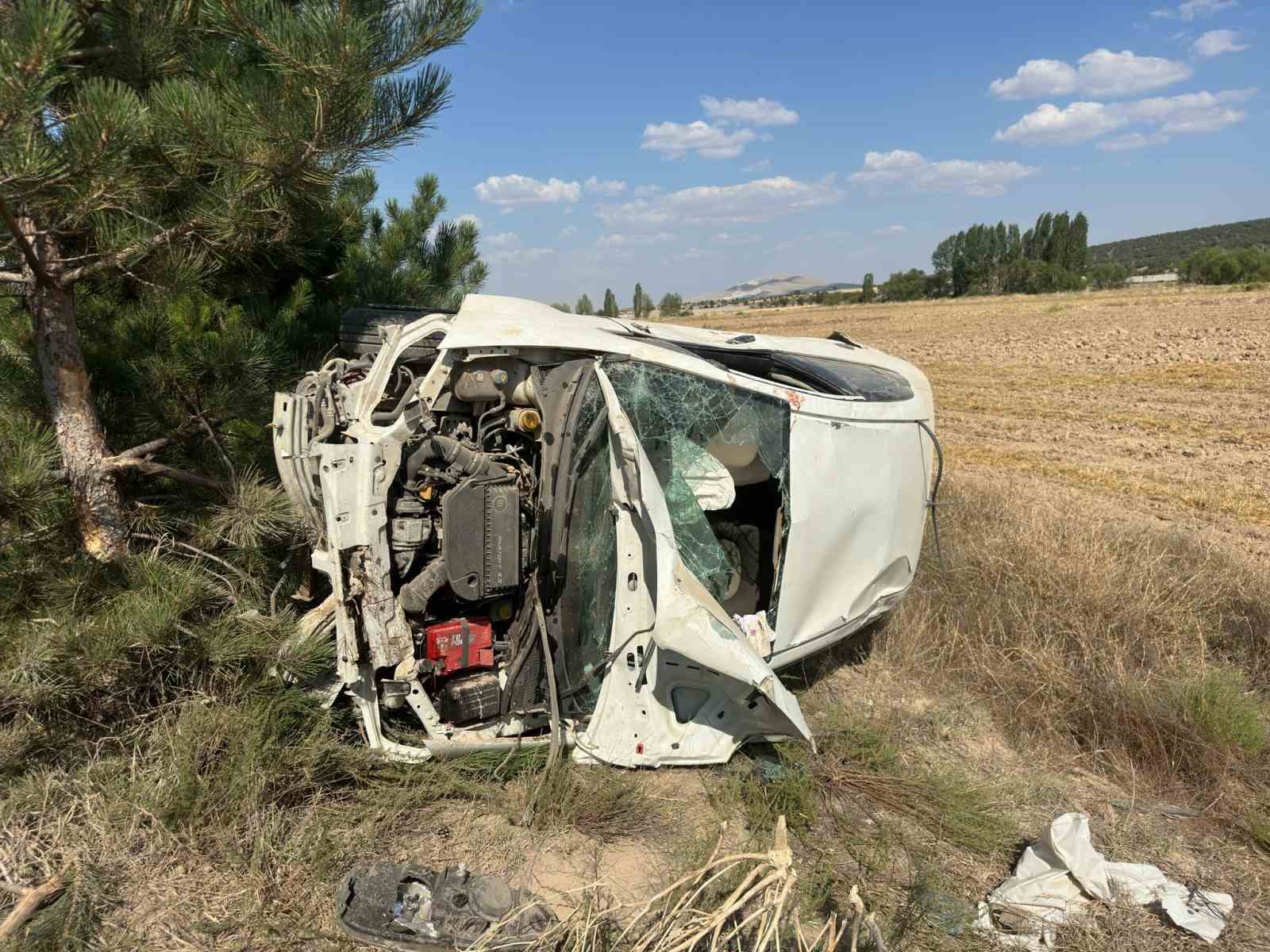 Afyonkarahisar’ın Emirdağ ilçesinde kontrolden çıkan otomobil şarampole devrildi. Kazada 4’ü