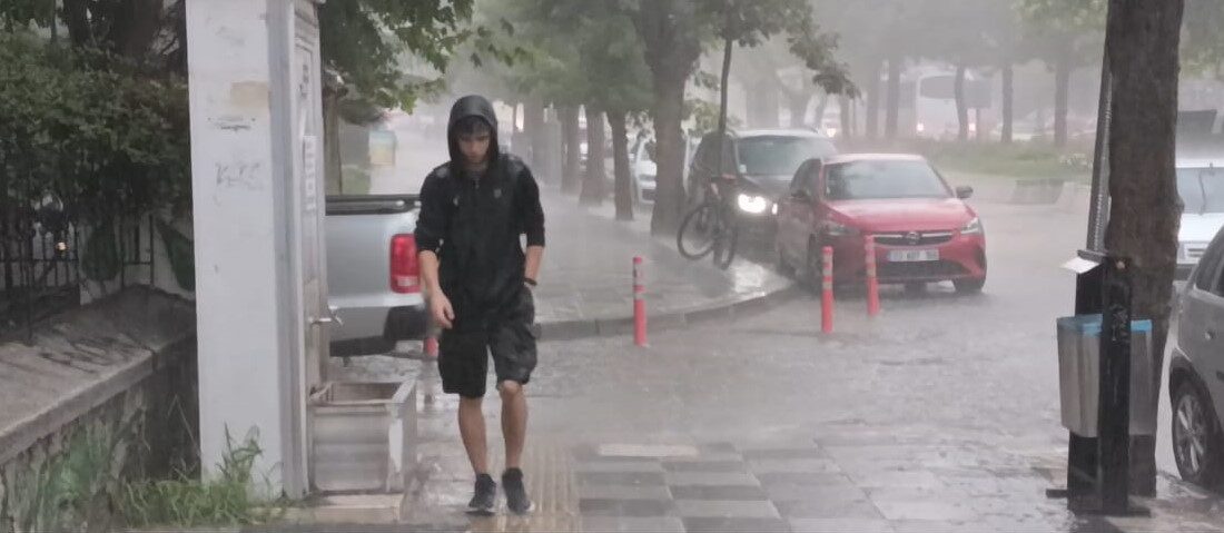 Afyonkarahisar’da meteorolojinin uyarıları sonrası beklenen sağanak yağış akşam saatlerinde başlarken,
