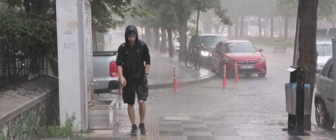Afyonkarahisar’da meteorolojinin uyarıları sonrası beklenen sağanak yağış akşam saatlerinde başlarken,