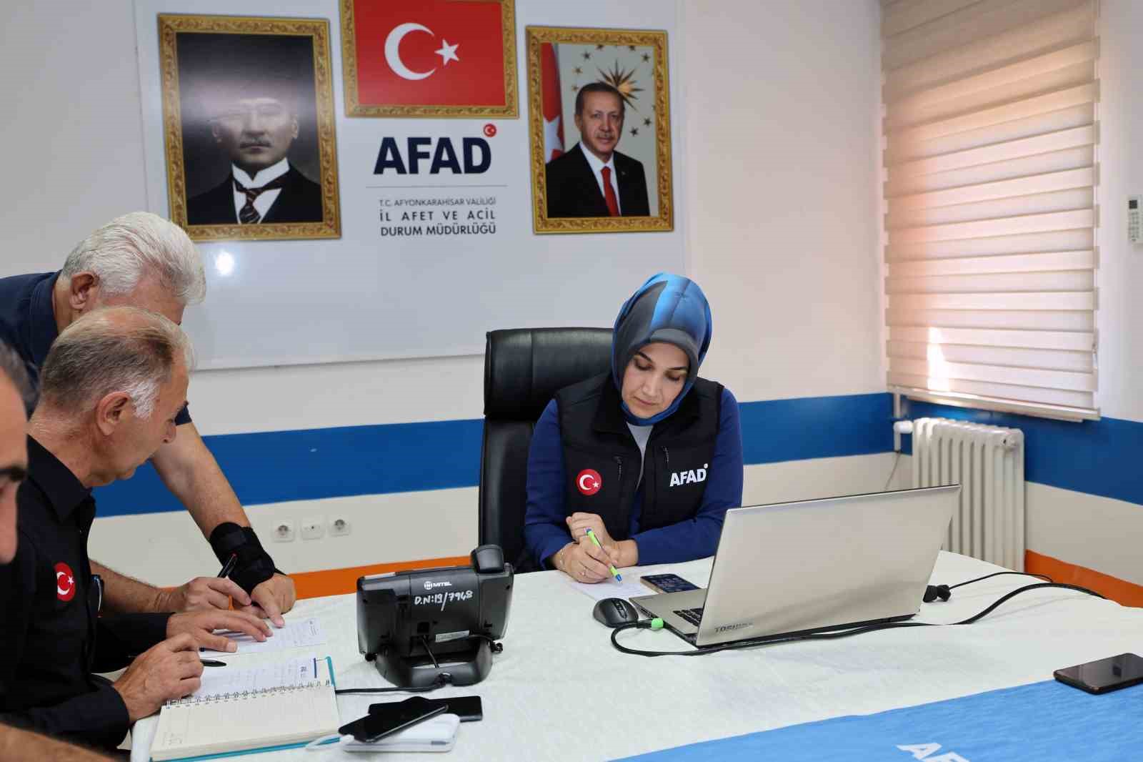 Afyonkarahisar’da dün yaşanan 4,4 büyüklüğündeki depremde 4 köy evinin zarar
