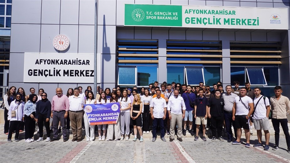Afyonkarahisar’dan 100 öğrenci, Bursa, Antalya ve Kırşehir’de düzenlenecek kamplara uğurlandı.