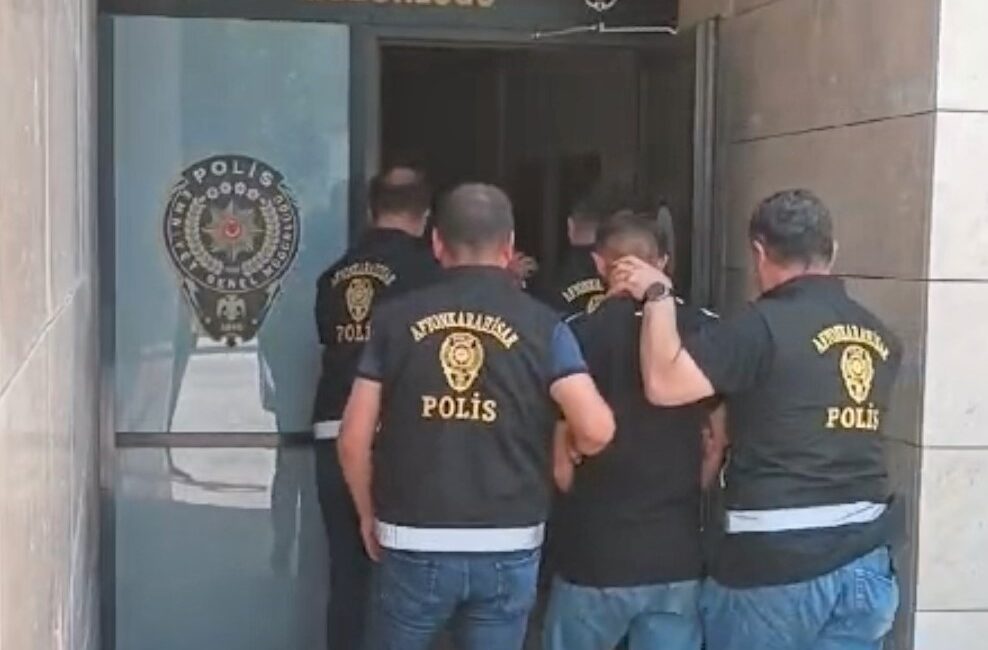 Afyonkarahisar’da arkadaşlık kurmak vaadiyle buluştuğu kişilerin cep telefonlarını çalıp ardından