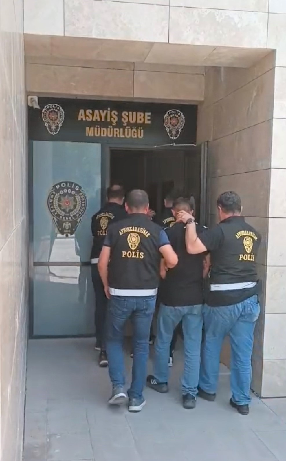 Afyonkarahisar’da arkadaşlık kurmak vaadiyle buluştuğu kişilerin cep telefonlarını çalıp ardından