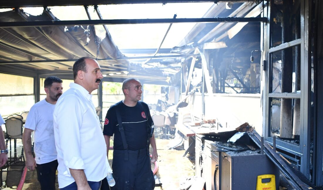Antalya Konyaaltı’ndaki HayatPark’ta ızgara restoranın çatısında çıkan yangın ağaçlık alana