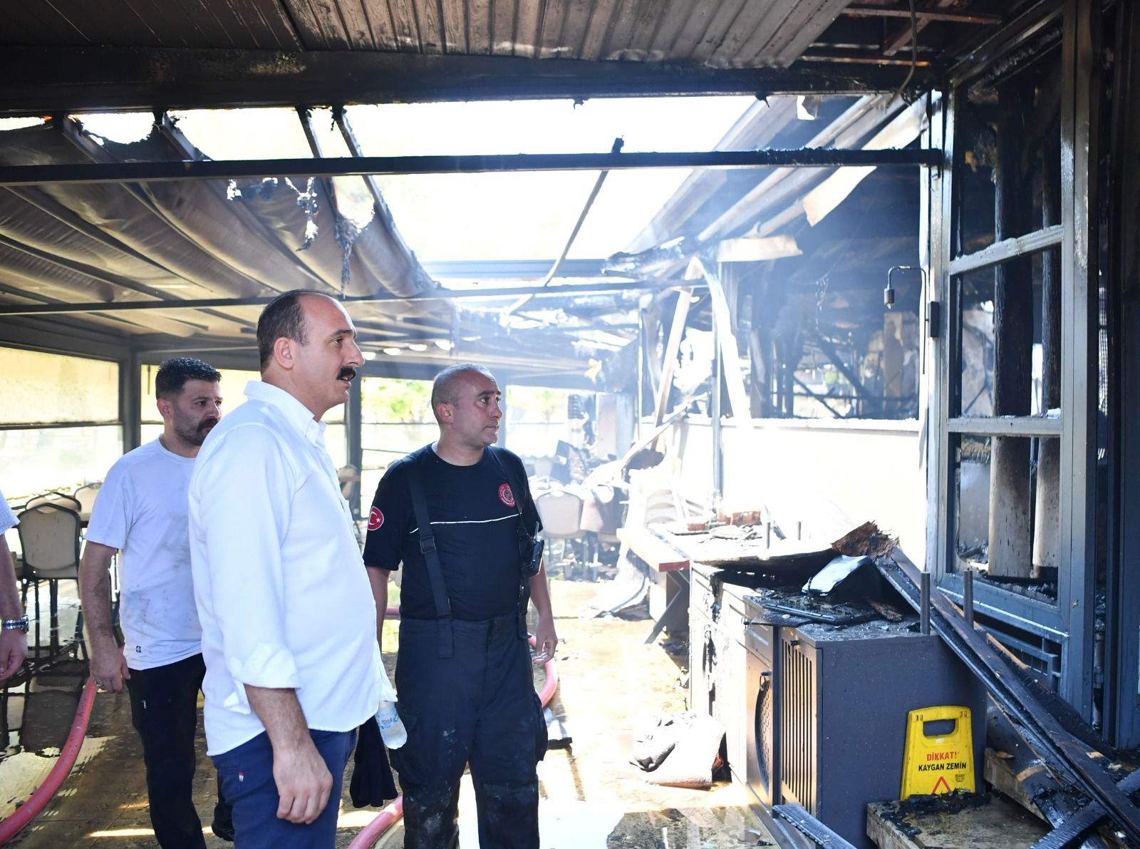 Antalya Konyaaltı’ndaki HayatPark’ta ızgara restoranın çatısında çıkan yangın ağaçlık alana