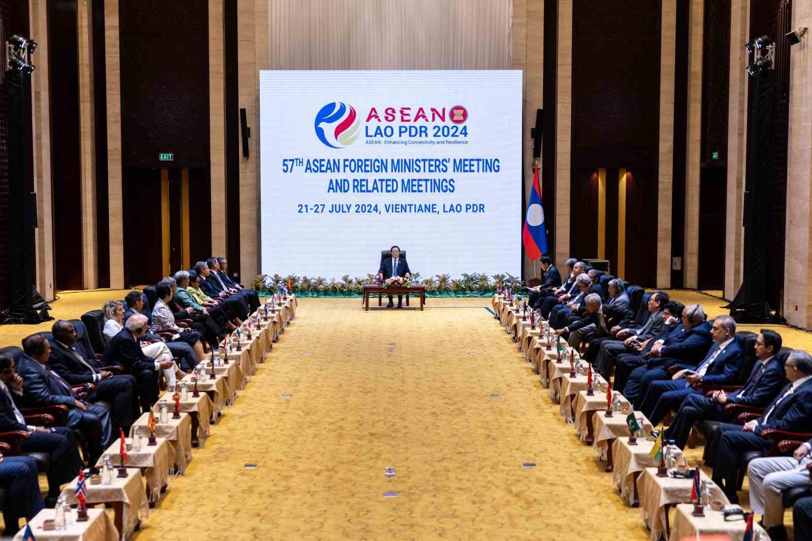 Dışişleri Bakanı Hakan Fidan, mevkidaşlarıyla birlikte Laos Başbakanı Sonexay Siphandone’ye