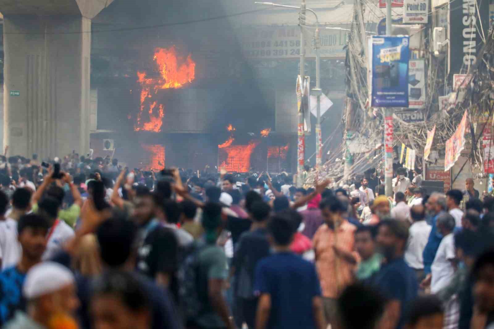 Bangladeş’te 1971’deki Bağımsızlık Savaşı’na katılanların ailelerine kamu sektöründe kontenjan ayrılmasına
