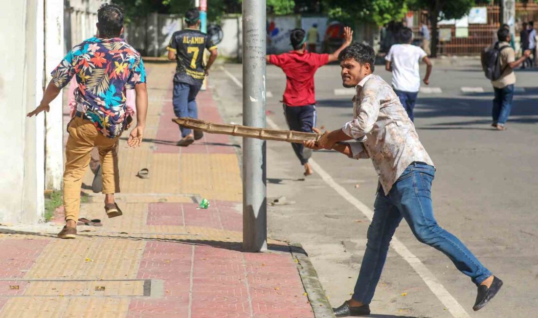 Bangladeş’te savaşa katılanların ailelerine kamu sektöründe kontenjan ayrılmasını protesto eden