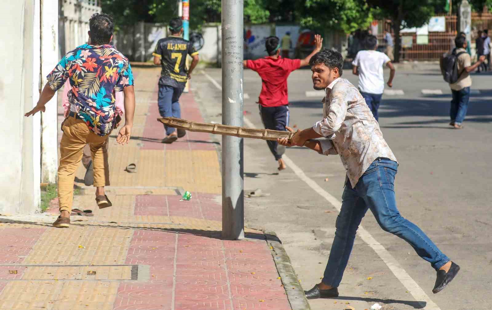 Bangladeş’te savaşa katılanların ailelerine kamu sektöründe kontenjan ayrılmasını protesto eden