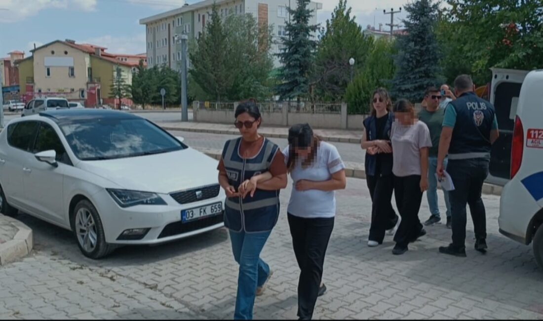 AFYONKARAHİSAR’DA BİR EVE GİRMEYE ÇALIŞIRKEN YAKALANAN İKİ KADIN POLİS TARAFINDAN