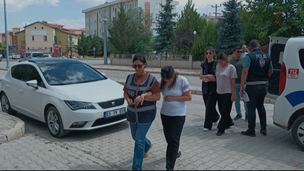 AFYONKARAHİSAR’DA BİR EVE GİRMEYE ÇALIŞIRKEN YAKALANAN İKİ KADIN POLİS TARAFINDAN