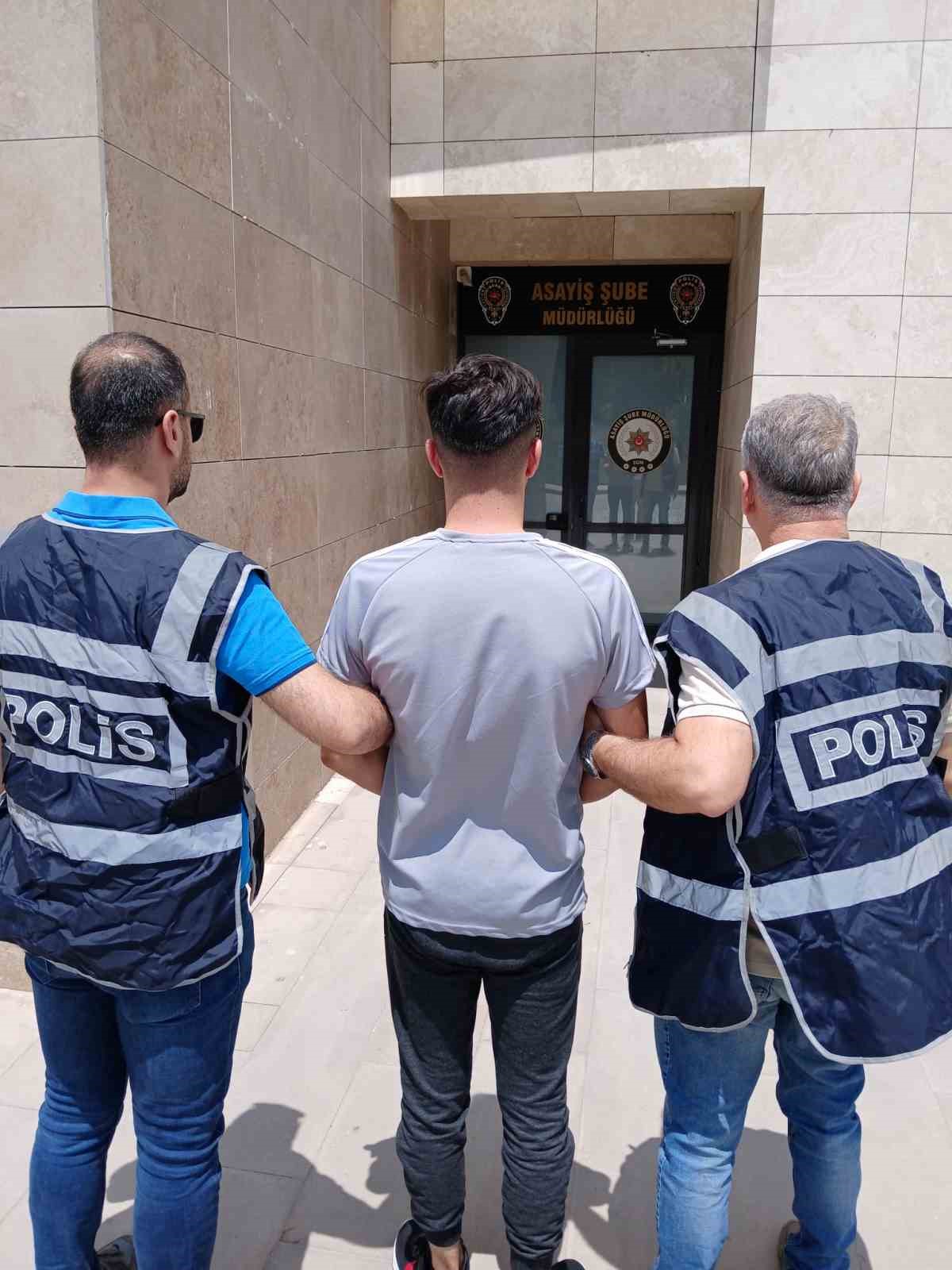 Afyonkarahisar’da çeşitli suçlardan aranan 2 şahıs polis tarafından yakalandı. Edinilen