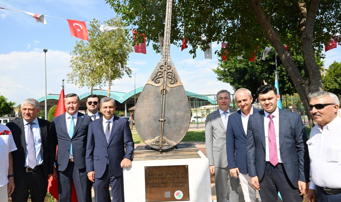 Kazakistan Cumhuriyeti’nin Milli Dombra Günü’nde, Türk halklarının geleneksel çalgısı olan