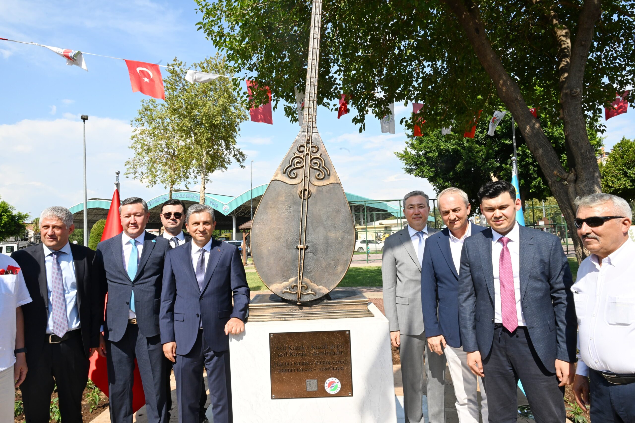 Kazakistan Cumhuriyeti’nin Milli Dombra Günü’nde, Türk halklarının geleneksel çalgısı olan
