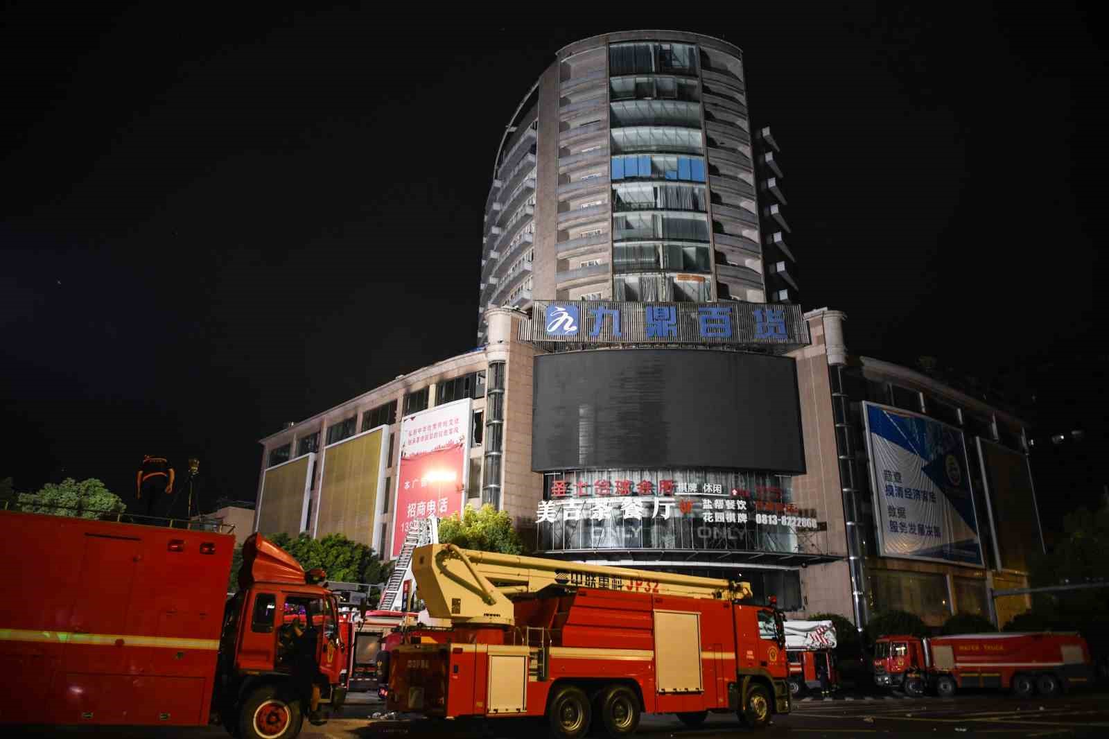 Çin’in Sichuan eyaletinde bir alışveriş merkezinde çıkan yangında hayatını kaybedenlerin