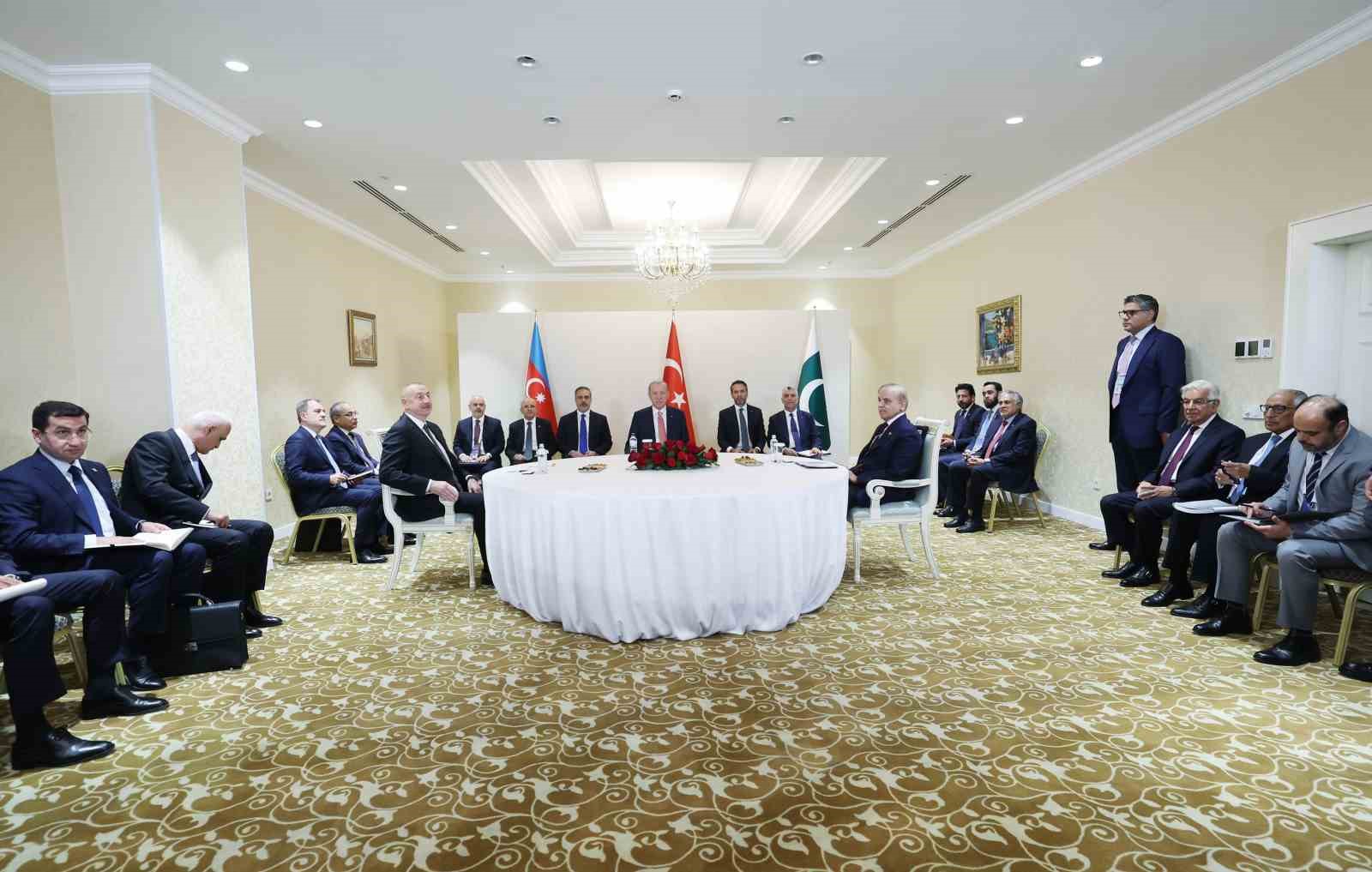 Cumhurbaşkanı Recep Tayyip Erdoğan, Kazakistan’da Azerbaycan Cumhurbaşkanı İlham Aliyev ve