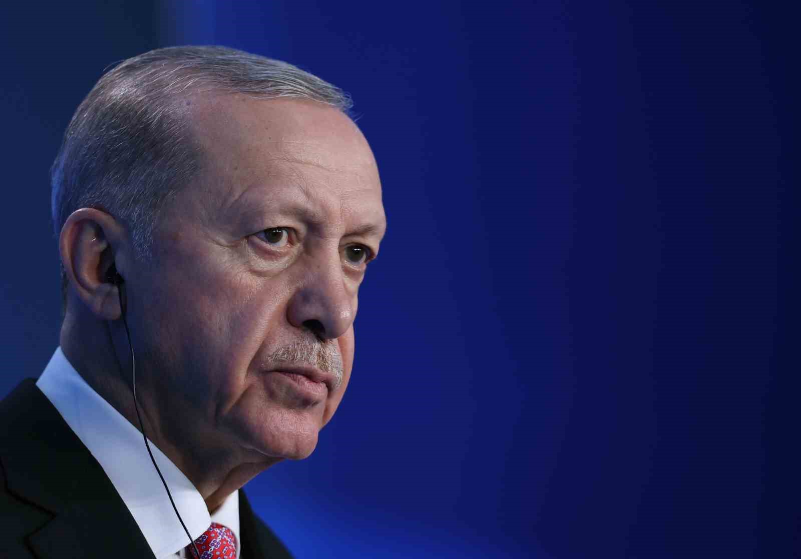 Anıtkabir özel defterini imzalayan Cumhurbaşkanı Erdoğan, “Coğrafyamızda sıcak çatışmaların ve