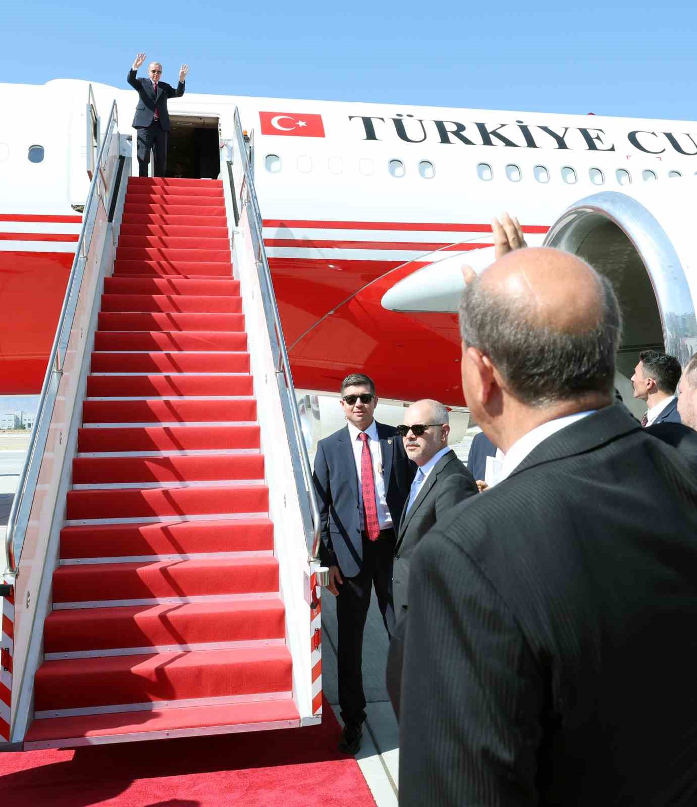 Cumhurbaşkanı Recep Tayyip Erdoğan, Kuzey Kıbrıs Türk Cumhuriyeti’nden ayrıldı. Cumhurbaşkanı
