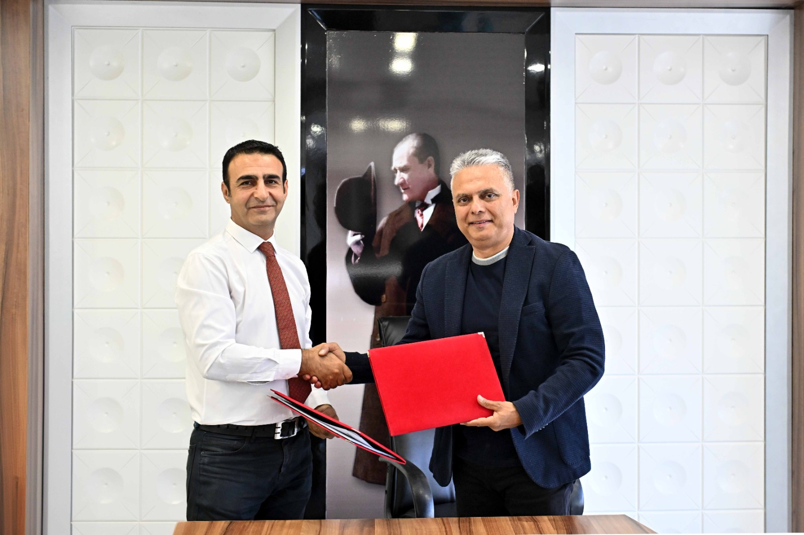 Antalya Muratpaşa Belediye Başkanı Ümit Uysal, belediyenin Temizlik İşleri Müdürlüğü