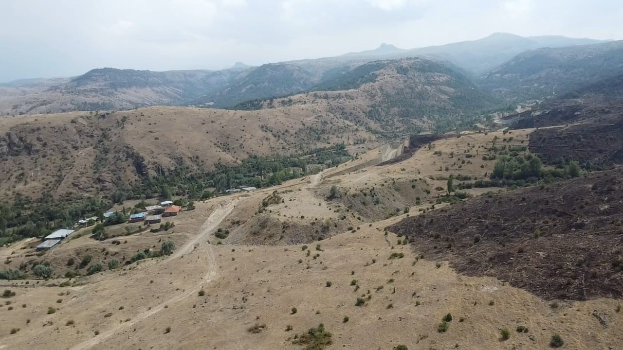 Afyonkarahisar’da ot ve çalıların bulunduğu dağlık alanda çıkan ve helikopter