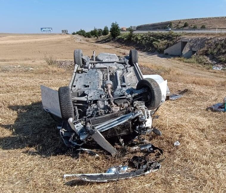 Afyonkarahisar’da kontrolden çıkarak takla atıp ardından ters dönerek durabilen otomobilde