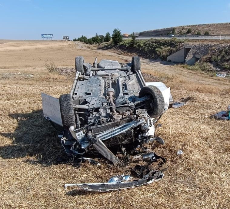 Afyonkarahisar’da kontrolden çıkarak takla atıp ardından ters dönerek durabilen otomobilde