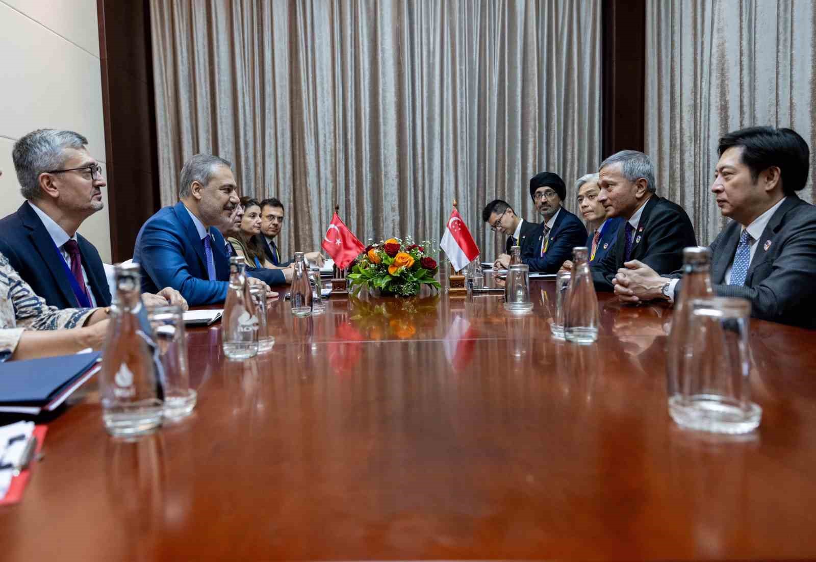 Dışişleri Bakanı Hakan Fidan, Singapur Dışişleri Bakanı Vivian Balakrishnan ile