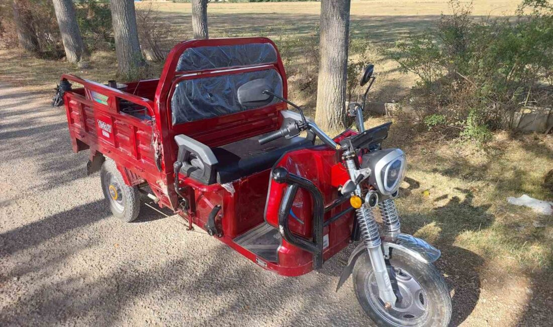 Afyonkarahisar’da kontrolden çıkarak devrilen elektrikli motosiklette ikisi çocuk 4 kişi