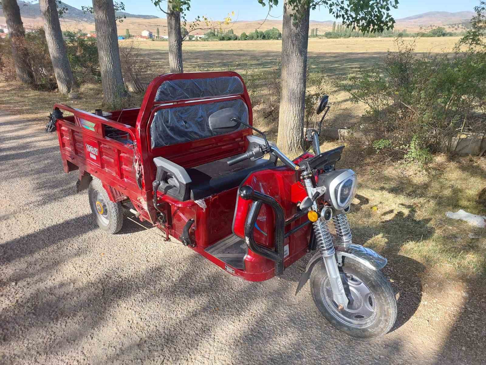 Afyonkarahisar’da kontrolden çıkarak devrilen elektrikli motosiklette ikisi çocuk 4 kişi