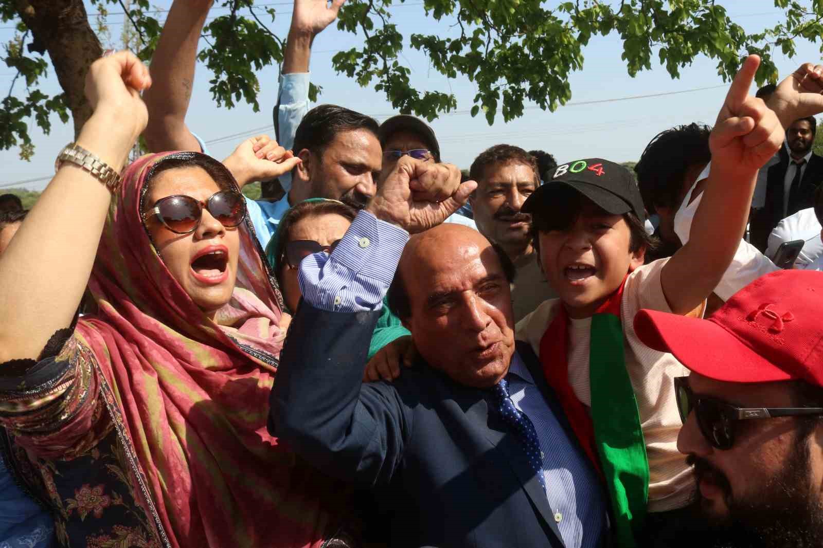 Pakistan’da mahkeme, “yasa dışı evlilik yapmaktan” 7’şer yıl hapis cezasına