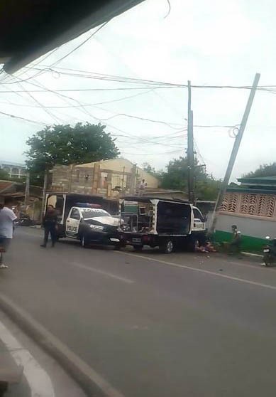 Filipinlerde bir kişinin kaçırdığı polis aracıyla yayaların arasına dalması sonucu