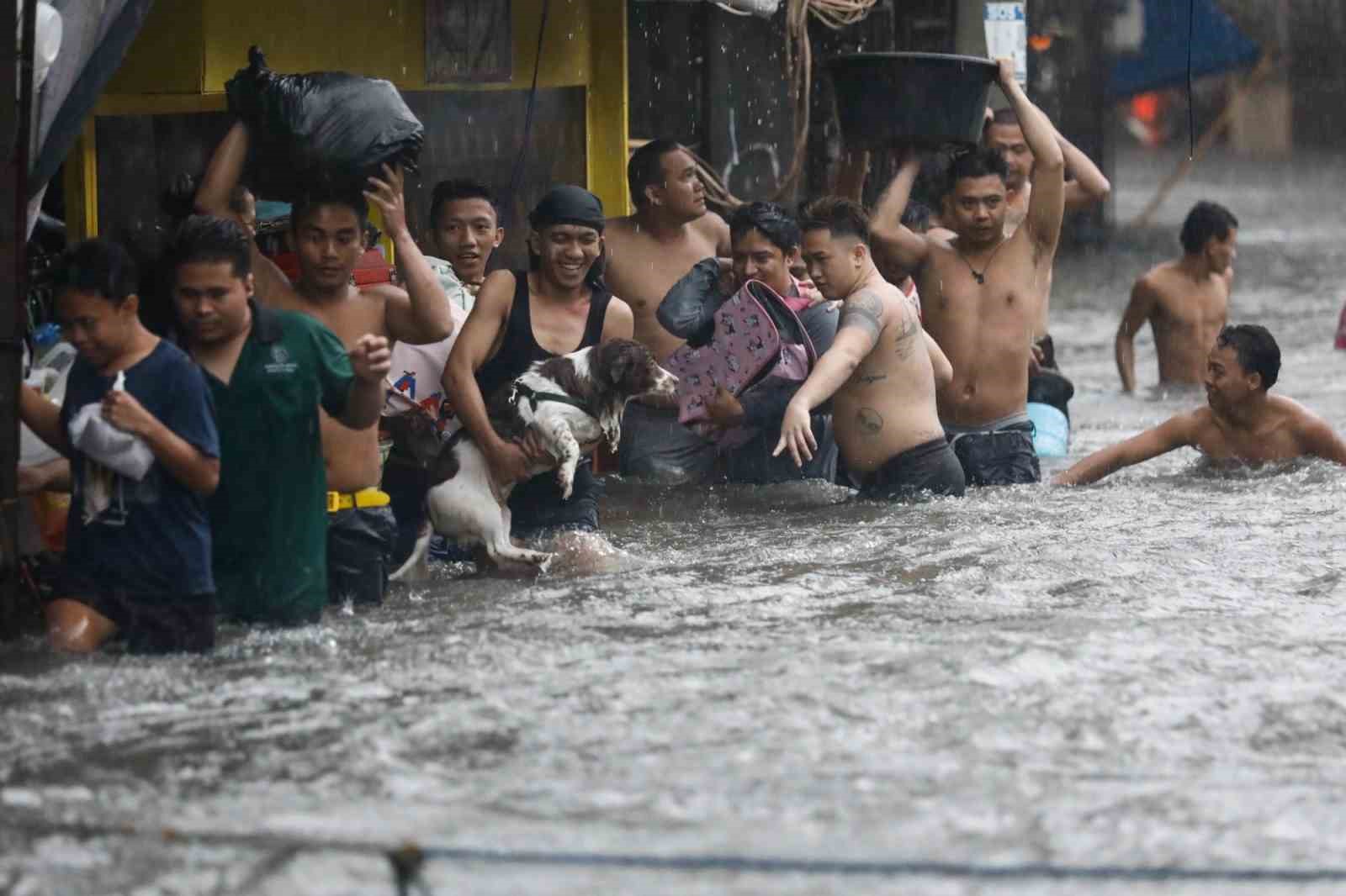 Filipinler’de etkili olan Gaemi Tayfunu’nun yol açtığı sel ve toprak