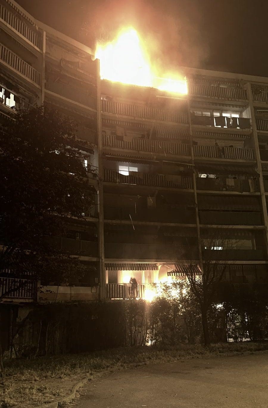 Fransa’nın Nice şehrinde bir apartmanda gece saatlerinde çıkan yangın sonucu