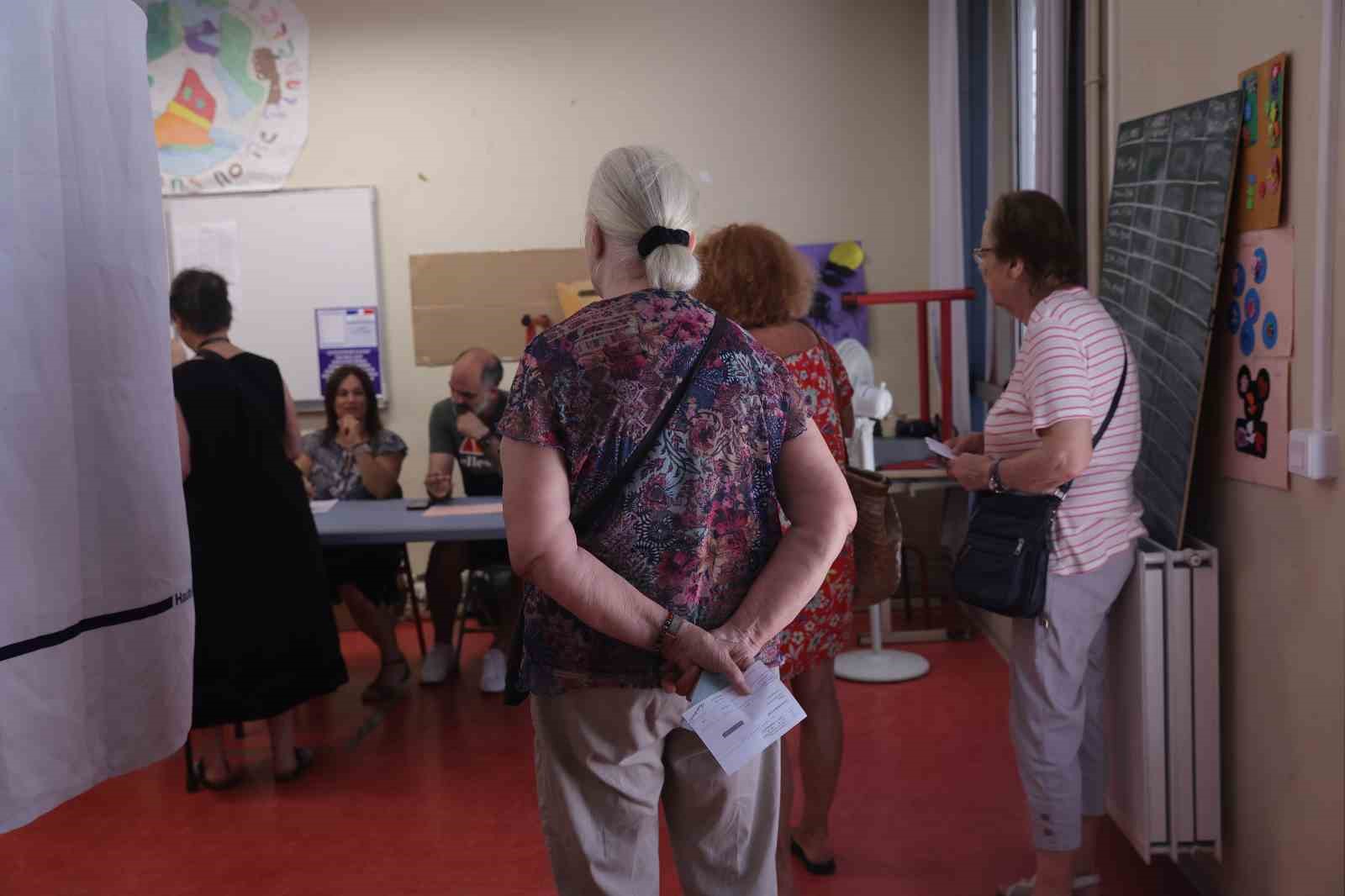 Fransa’da erken genel seçimlerin 2. turu için oy kullanma işlemleri