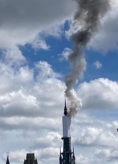 Fransa’daki Rouen Katedralinin kulesinde devam eden yenileme çalışmaları sırasında yangın