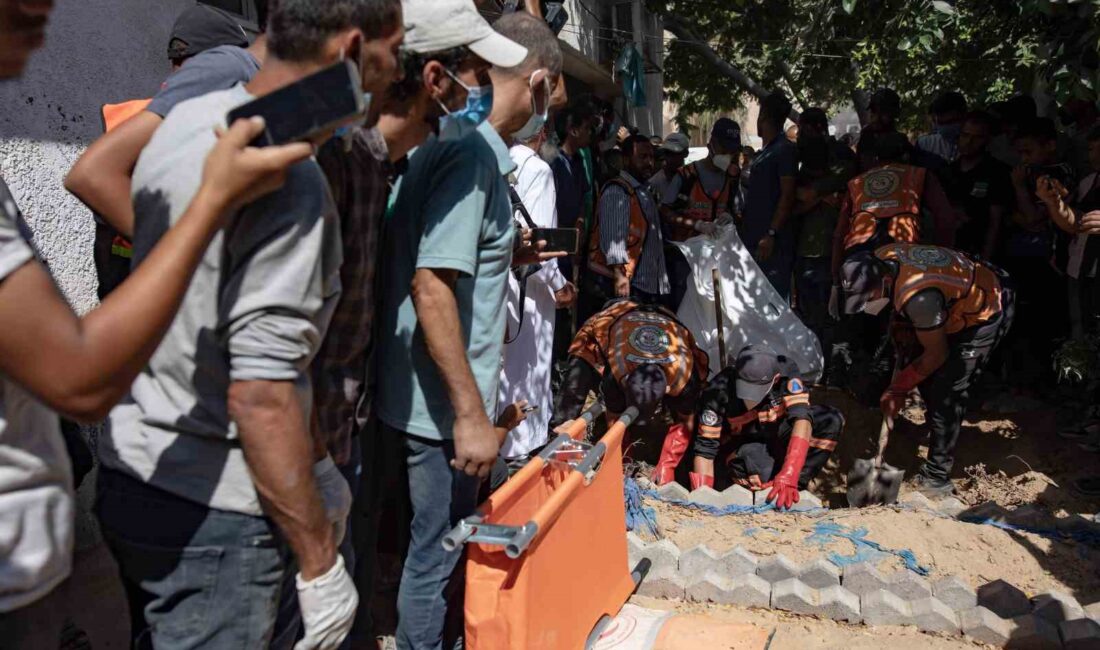 Gazze Şeridi’nde Al-Amal Hastanesi’nin bahçesine gömülen 12 kişinin cenazesi çıkarılarak