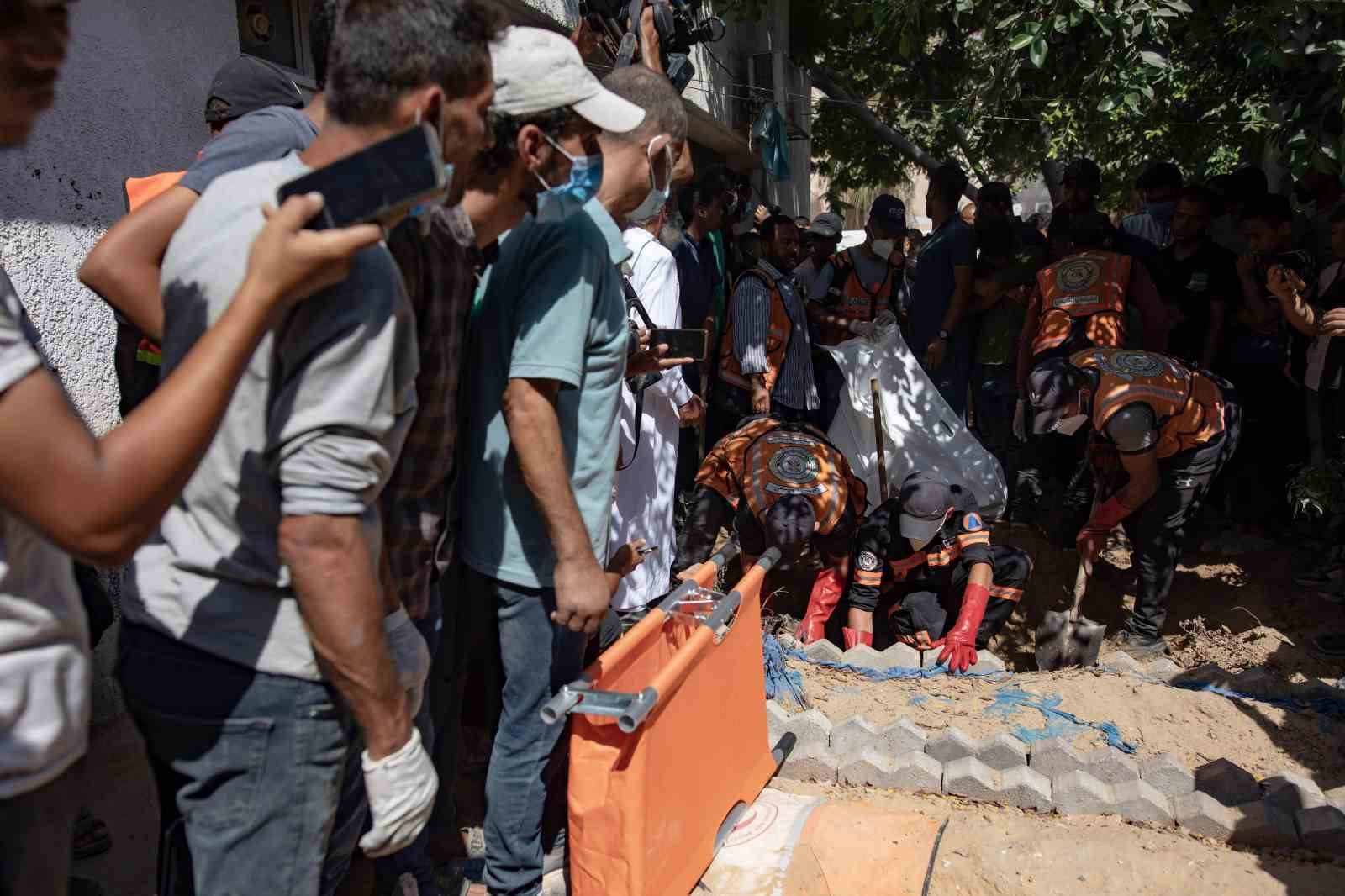Gazze Şeridi’nde Al-Amal Hastanesi’nin bahçesine gömülen 12 kişinin cenazesi çıkarılarak