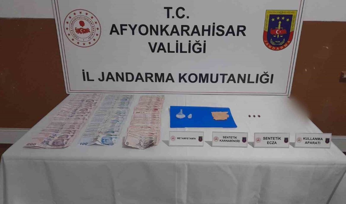 Antalya’dan aldıkları uyuşturucu maddeleri satmak için Afyonkarahisar’a getiren 3 şahıs