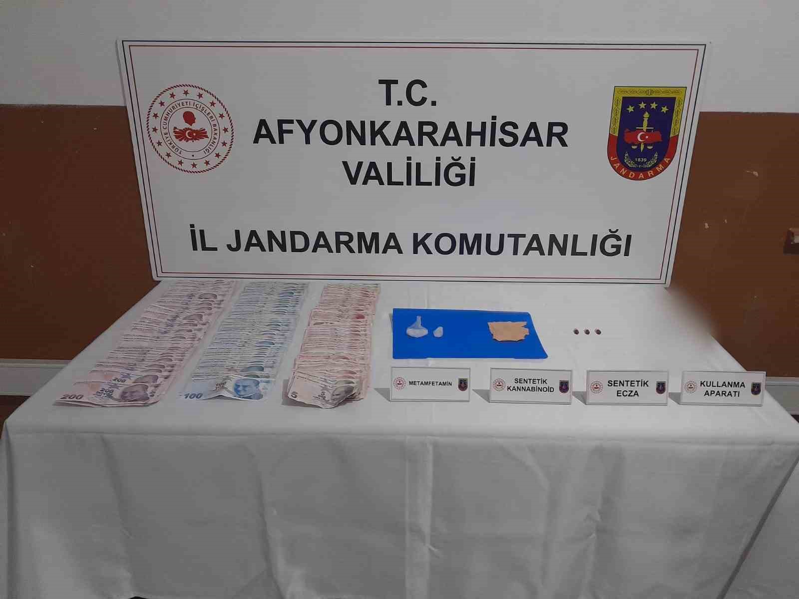 Antalya’dan aldıkları uyuşturucu maddeleri satmak için Afyonkarahisar’a getiren 3 şahıs