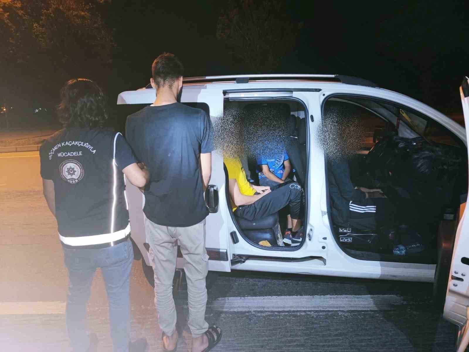 Afyonkarahisar’da hafif ticari araçla göçmen kaçakçılığı yapan bir şahıs polis