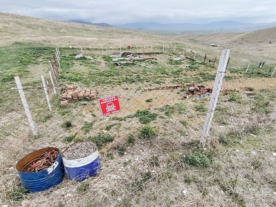 Azerbaycan’ın Karabağ bölgesinde Hocalı ilinde çok sayıda mühimmat, patlamamış top