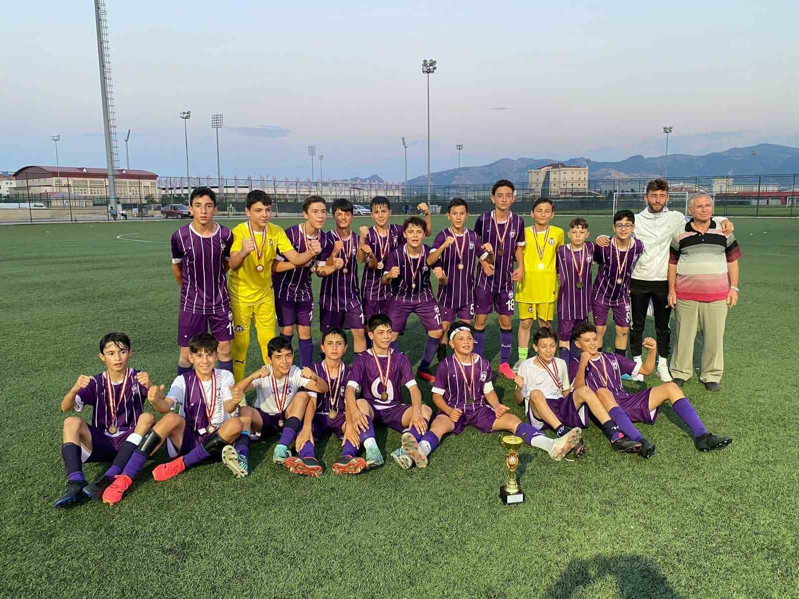 Afyonkarahisar’da düzenlenen heyecanlı U13 Yerel Lig mücadelesine, genç futbolcuların aşkı